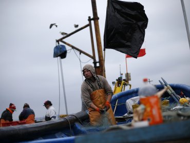 Un muerto y cinco desaparecidos deja choque entre botes pesqueros en Lebu