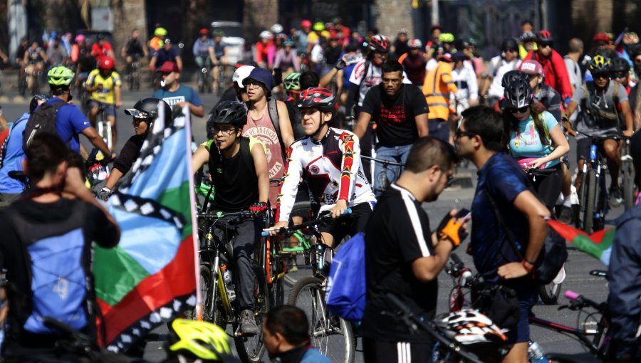 Miles de ciclistas inician marzo con gran caravana por el "Apruebo" en Santiago