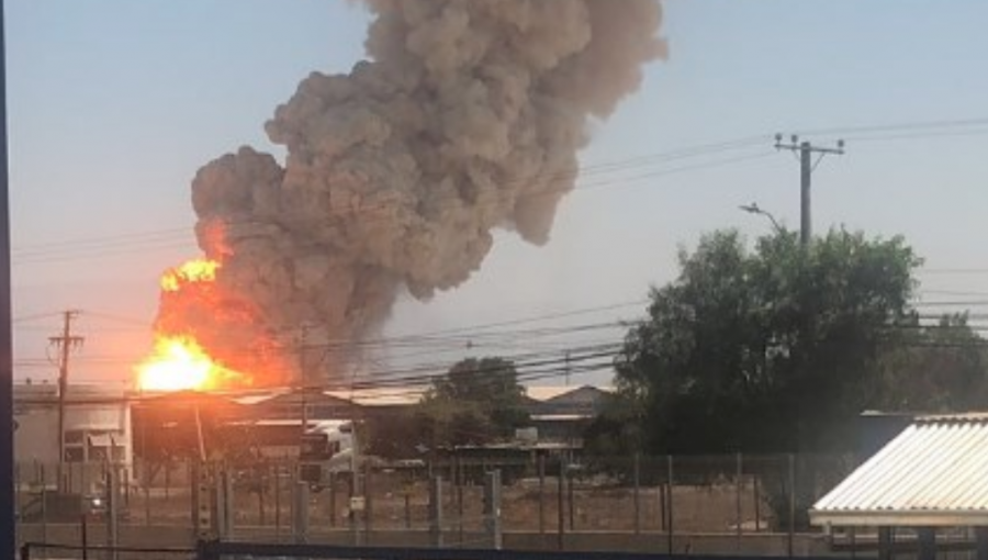 Explosión en bodegas genera gran incendio en Pudahuel: habría una veintena de lesionados