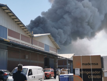 Cuatro personas fallecidas deja explosión y posterior incendio en bodegas ubicadas en Pudahuel