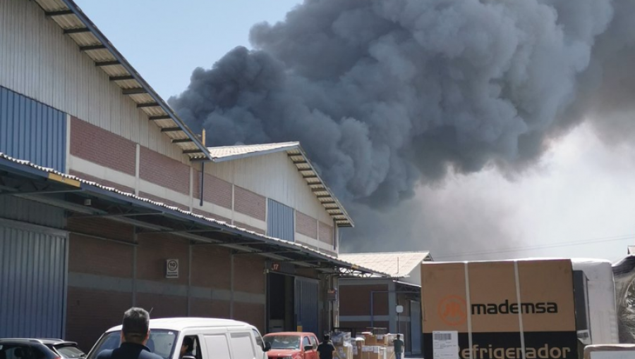 Cuatro personas fallecidas deja explosión y posterior incendio en bodegas ubicadas en Pudahuel