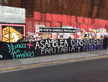 Intervención feminista renombró a la Av. Libertador Bernardo O'Higgins como Av. Poeta Gabriela Mistral