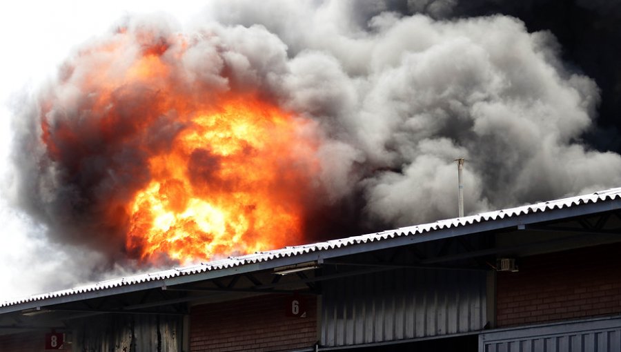 Seremi de Salud confirma que bodega del incendio en Pudahuel almacenaba explosivos