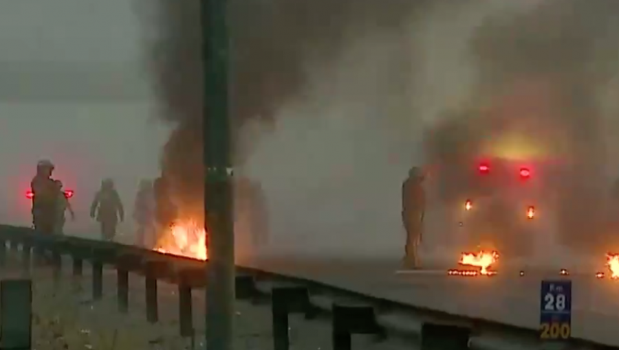 Barricadas, congestión y reforzamiento del transporte público marcan inicio del "Súperlunes" en Santiago