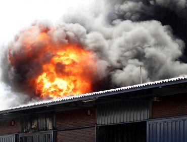 Seremi de Salud confirma que bodega del incendio en Pudahuel almacenaba explosivos