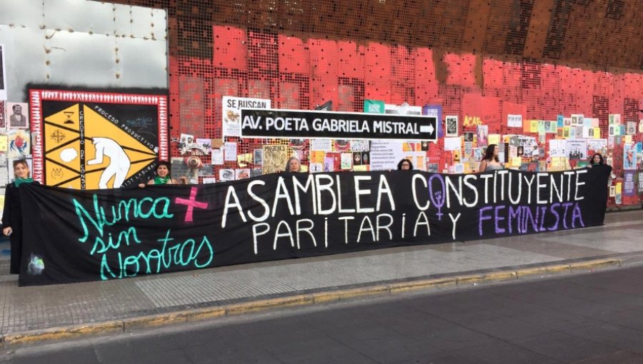 Intervención feminista renombró a la Av. Libertador Bernardo O'Higgins como Av. Poeta Gabriela Mistral