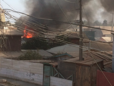 Cinco viviendas afectadas deja incendio estructural en villa El Esfuerzo de Quillota