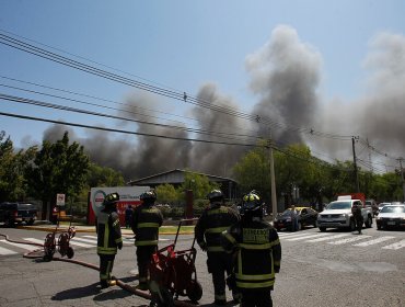 Familiares de víctimas del incendio en Pudahuel acuden al SML para realizarse exámenes de ADN