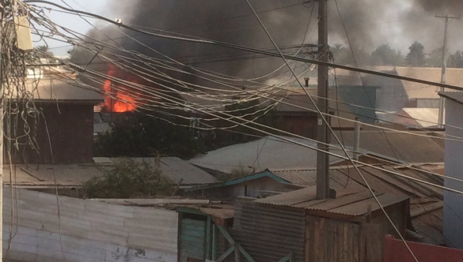 Cinco viviendas afectadas deja incendio estructural en villa El Esfuerzo de Quillota