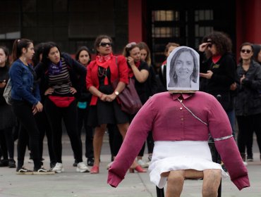 Grupo feminista quema muñeca con el rostro de la Ministra de la Mujer en Valparaíso