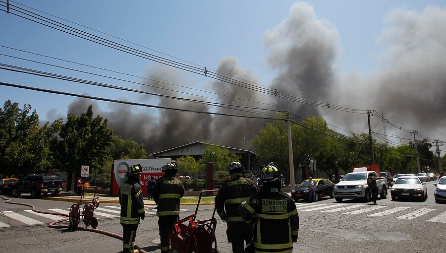 Familiares de víctimas del incendio en Pudahuel acuden al SML para realizarse exámenes de ADN