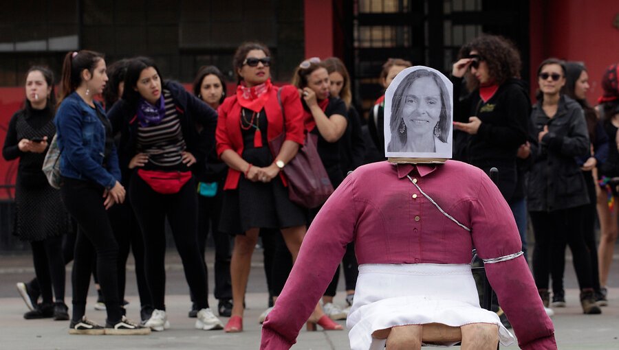 Grupo feminista quema muñeca con el rostro de la Ministra de la Mujer en Valparaíso