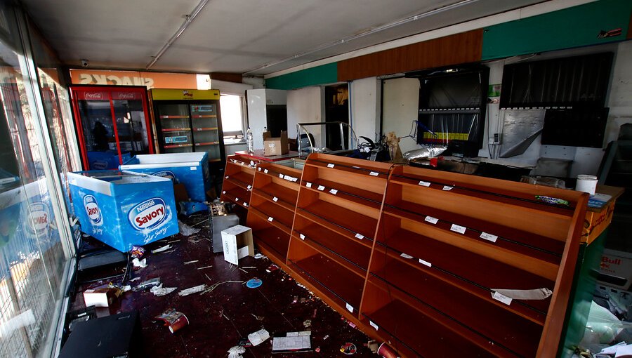 Turba saqueó servicentro y seis locales de un centro comercial en Estación Central