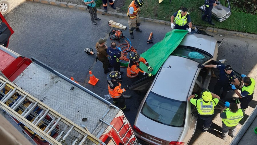 Mujer de 85 años fallece tras sufrir paro cardíaco y chocar su auto contra palmera en Viña del Mar