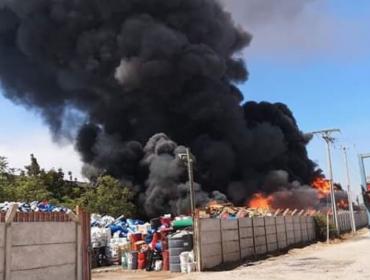 Peñaflor: Incendio de grandes proporciones afecta a bodegas de desechos plásticos de Malloco