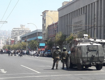 "Mochilazo" estudiantil culmina con diversos incidentes en céntricas calles de Valparaíso