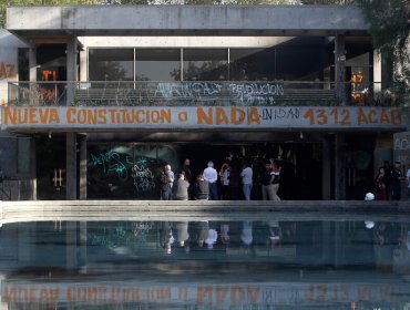 Imputado por daños y robo en el Café Literario de Providencia quedó con arresto domiciliario nocturno