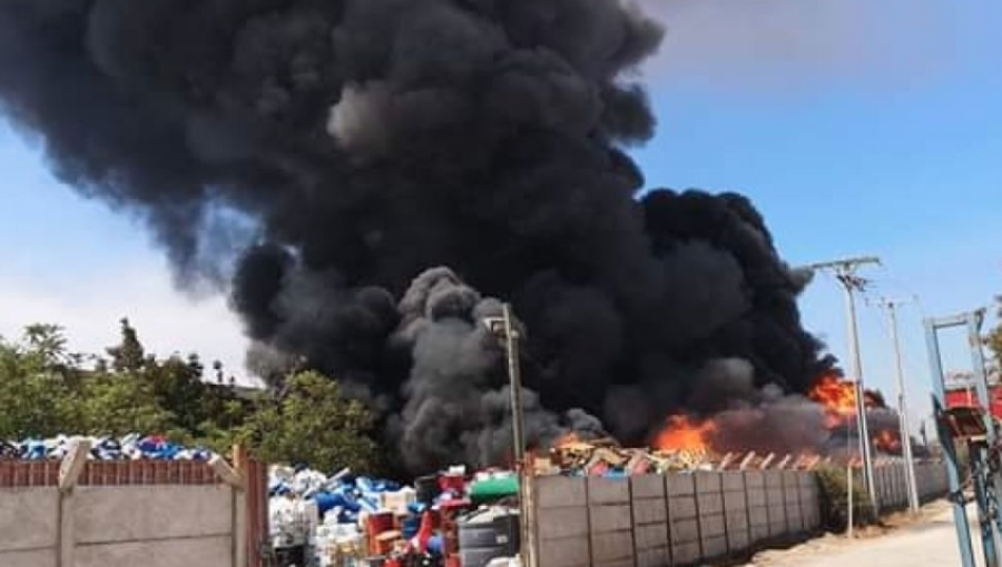 Peñaflor: Incendio de grandes proporciones afecta a bodegas de desechos plásticos de Malloco