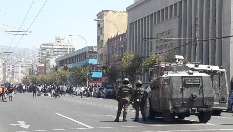 "Mochilazo" estudiantil culmina con diversos incidentes en céntricas calles de Valparaíso