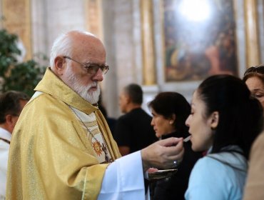 Coronavirus: Iglesia recomienda no entregar la hostia en la boca y evitar estrechar las manos al dar la paz