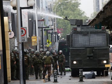 Alumnos del Instituto Nacional cortaron la Alameda y se enfrentaron a Fuerzas Especiales