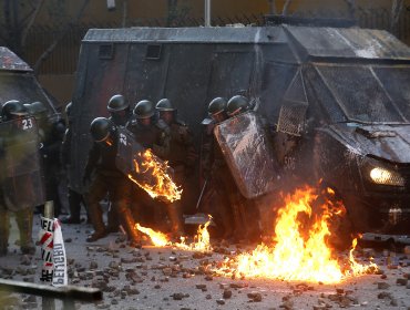 Violento viernes en "Plaza de la Dignidad": Queman carro lanza-agua y 38 carabineros resultaron lesionados