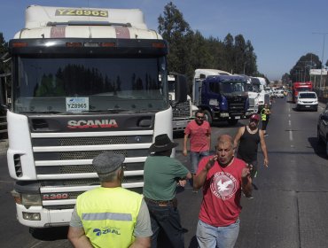 Camioneros se manifiestan en Ruta 68 contra el Gobierno por muerte de colega