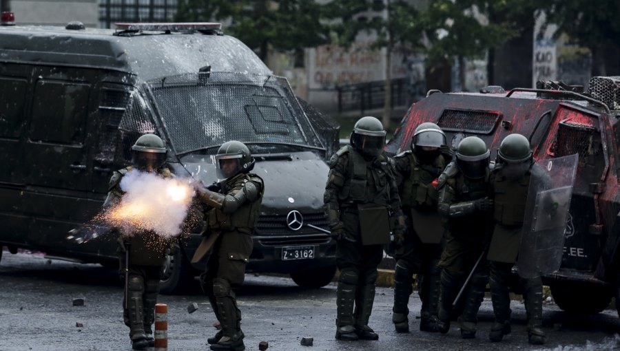 Amplían hasta el lunes detención de carabinero que baleo a manifestante