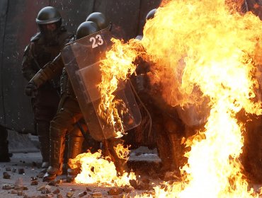 Manifestaciones en Plaza Italia dejaron 35 detenidos y 54 carabineros lesionados