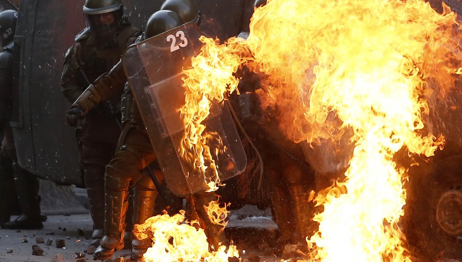 Manifestaciones en Plaza Italia dejaron 35 detenidos y 54 carabineros lesionados