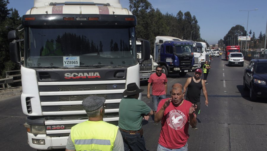 Camioneros se manifiestan en Ruta 68 contra el Gobierno por muerte de colega