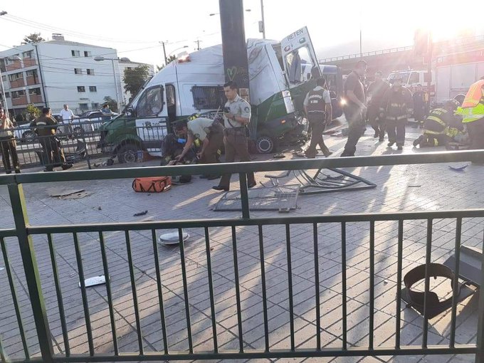 Carabineras resultan lesionadas tras choque entre patrulla y bus de Transantiago