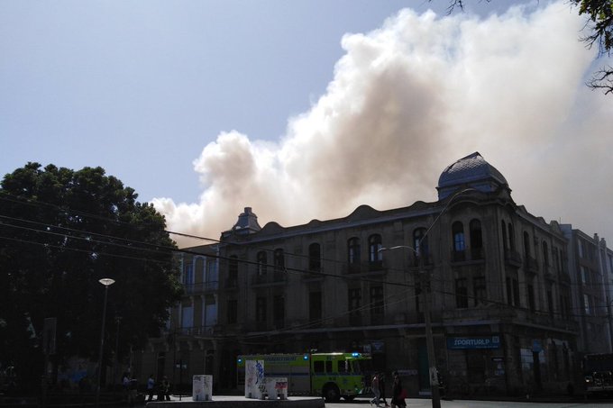 Incendio en Valparaíso afectó la tradicional cafetería "Hesperia"