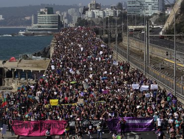 Más de 3 mil mujeres marchan desde Viña del Mar a Valparaíso por Av. España