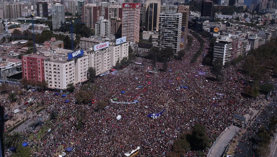 Carabineros cifra en 125 mil asistentes a marcha por el Día Internacional de la Mujer en Santiago