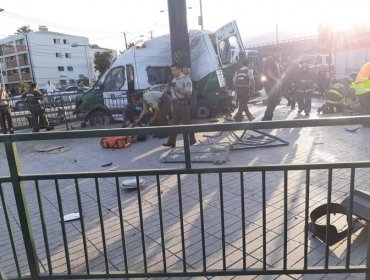 Carabineras resultan lesionadas tras choque entre patrulla y bus de Transantiago