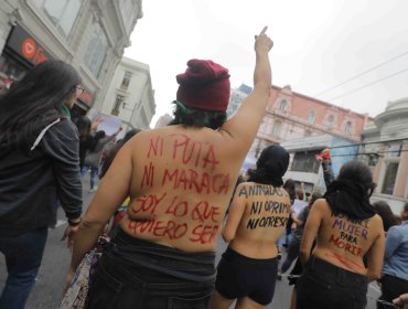 A rostro cubierto y torso desnudo mujeres gritaron contra la Iglesia Católica en Santuario de Lourdes