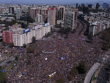 Carabineros cifra en 125 mil asistentes a marcha por el Día Internacional de la Mujer en Santiago