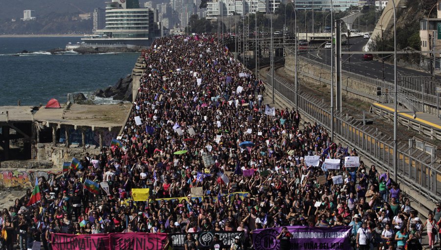 Más de 3 mil mujeres marchan desde Viña del Mar a Valparaíso por Av. España