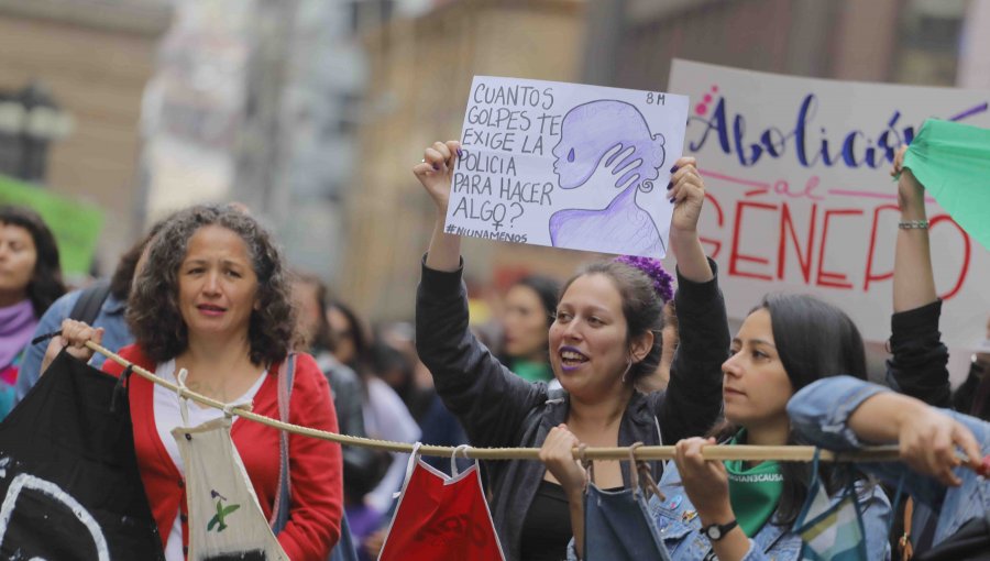 Mujeres: Las que más demandan información y más critican la corrupción