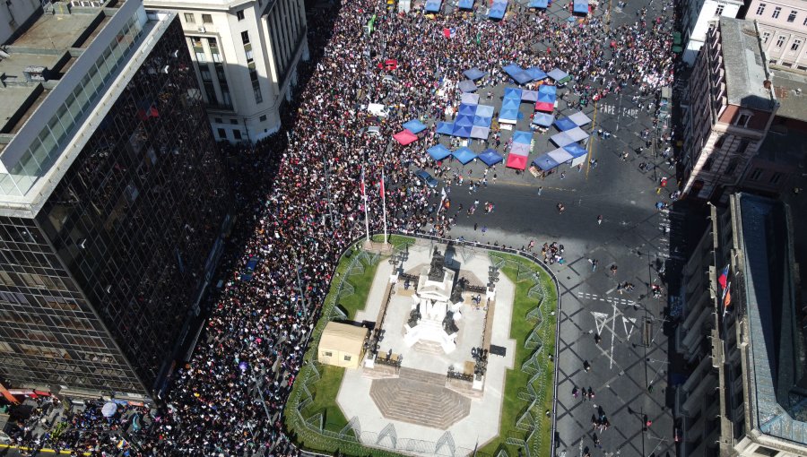 Galería de fotos del #8M2020 en Valparaíso: Miles de mujeres salen a las calles del Puerto