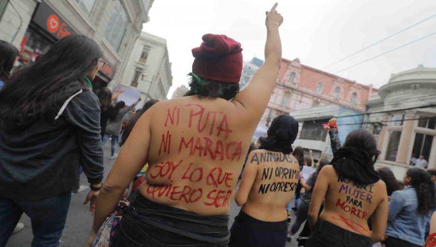 A rostro cubierto y torso desnudo mujeres gritaron contra la Iglesia Católica en Santuario de Lourdes