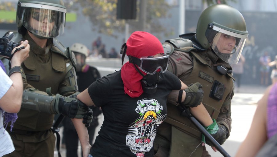 Oficial: 53 detenidos en Santiago y 32 policías lesionados tras marcha por 8M