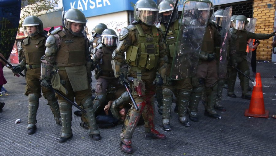 8M: Carabineros informa que hay 14 efectivos lesionados y 7 personas detenidas