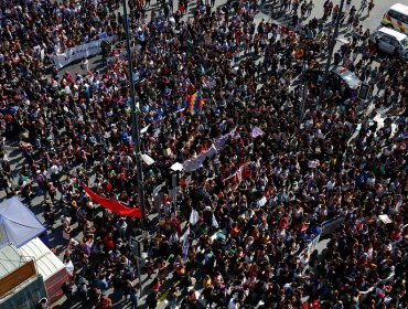 Unas 2 mil mujeres marchan por las calles de Valparaíso en el marco de huelga general feminista