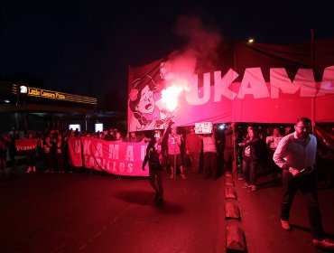 Cortes de tránsito y barricadas marcaron inicio de la huelga general feminista en Santiago