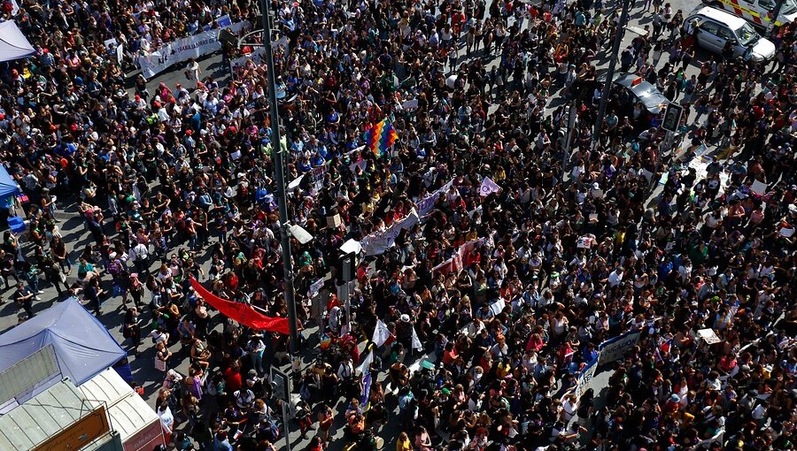 Unas 2 mil mujeres marchan por las calles de Valparaíso en el marco de huelga general feminista