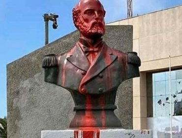 Intendencia se querella por vandalización del busto de Arturo Prat en San Antonio