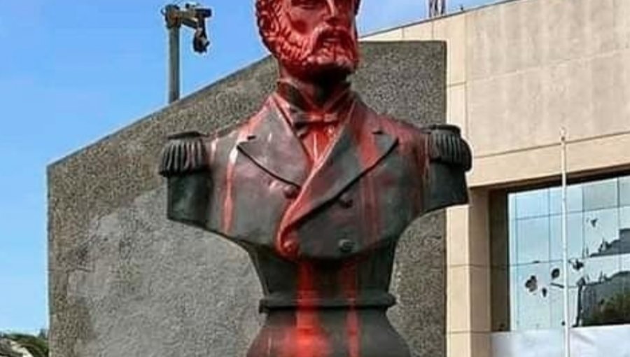 Intendencia se querella por vandalización del busto de Arturo Prat en San Antonio