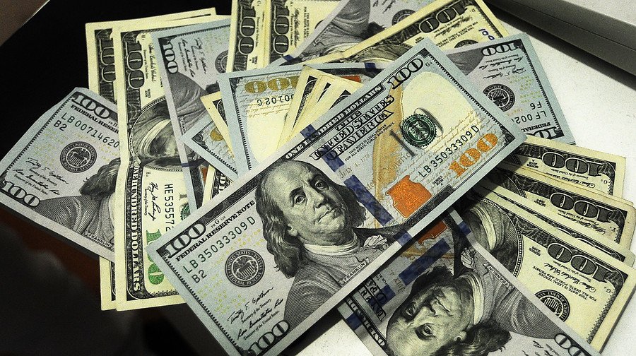 Precio del dólar cierra con leve baja y se mantiene en los $ 835